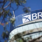 A imagem atual não possui texto alternativo. O nome do arquivo é: 2025-04-10T143921Z_1_LYNXNPEL390SM_RTROPTP_4_BANCO-MASTER-M-A-BANCO-BRASILIA.webp