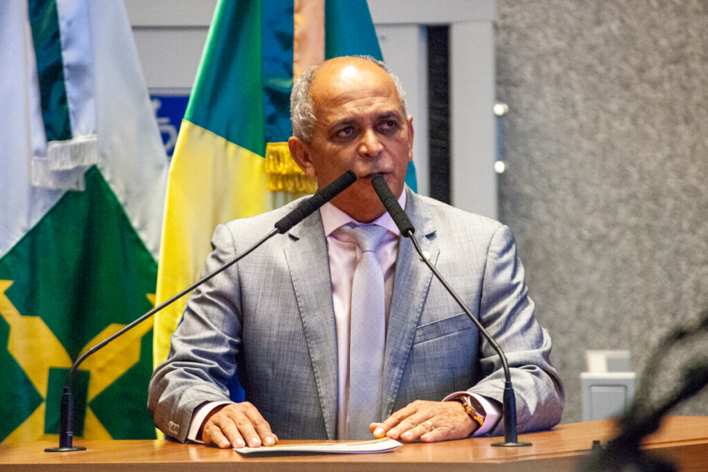 A imagem atual não possui texto alternativo. O nome do arquivo é: 2412113CC-14.jpg