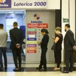 pessoas-na-fila-numa-casa-loterica_1_124330