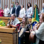 Personalidades da cultura e hist&oacute;ria do DF s&atilde;o homenageadas em sess&atilde;o solene – CLDF