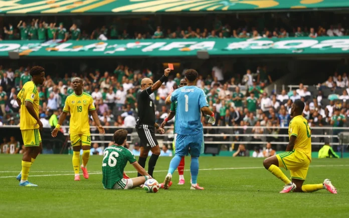 M&eacute;xico x &Aacute;frica do Sul tem recorde de vermelhos em abertura de Copa | Ge