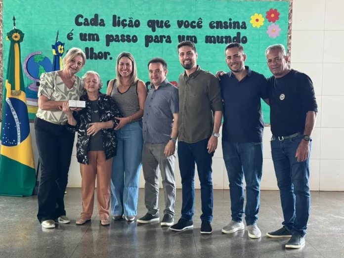 ENTREGA DE &Oacute;CULOS DO PROGRAMA &ldquo;DEPUTADOS AQUI&rdquo; LEVA MAIS QUALIDADE DE VIDA AOS MORADORES DE VALPARA&Iacute;SO - Prefeitura Municipal de Valpara&iacute;so de Goi&aacute;s