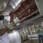 Sai a carne bovina, entra o frango: churrasco da Copa do Mundo encarece no Brasil