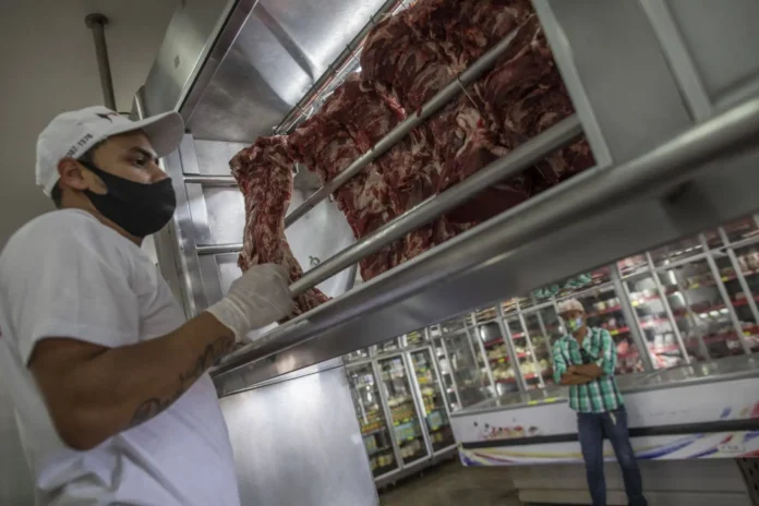 Sai a carne bovina, entra o frango: churrasco da Copa do Mundo encarece no Brasil