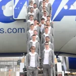 Com traje casual e foto em escada de avião, Croácia chega aos EUA