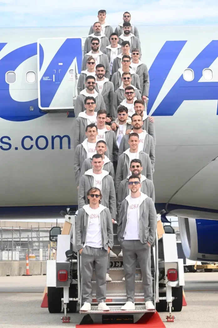 Com traje casual e foto em escada de avião, Croácia chega aos EUA