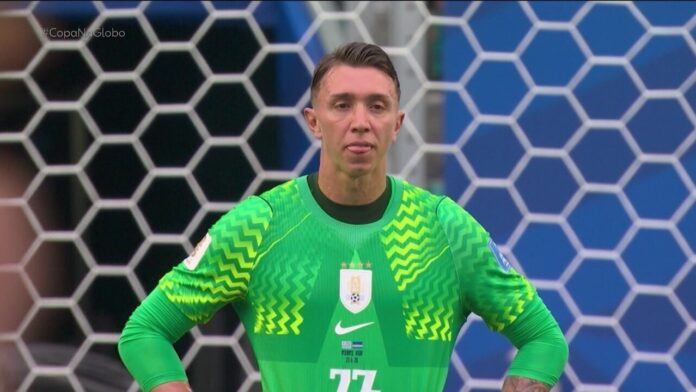 Muslera leva gol bizarro em retorno ao Estudiantes na Argentina