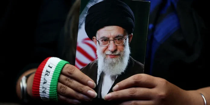 Mojtaba Khamenei, novo l&iacute;der iraniano, n&atilde;o vai a funeral de seu pai