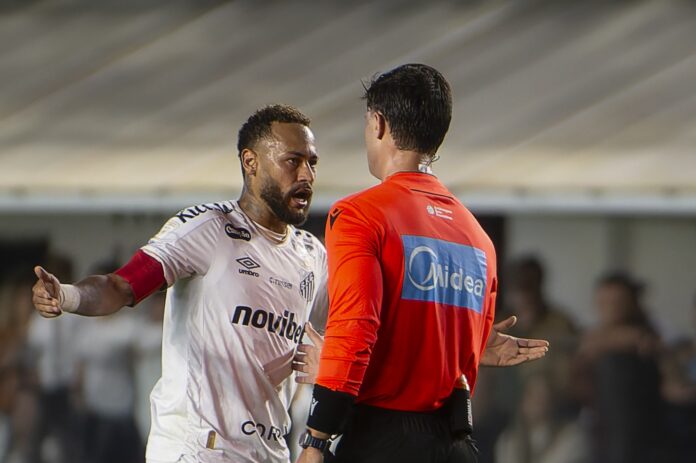 Brasileirão: Carlos Miguel falha, Neymar leva amarelo e simulações