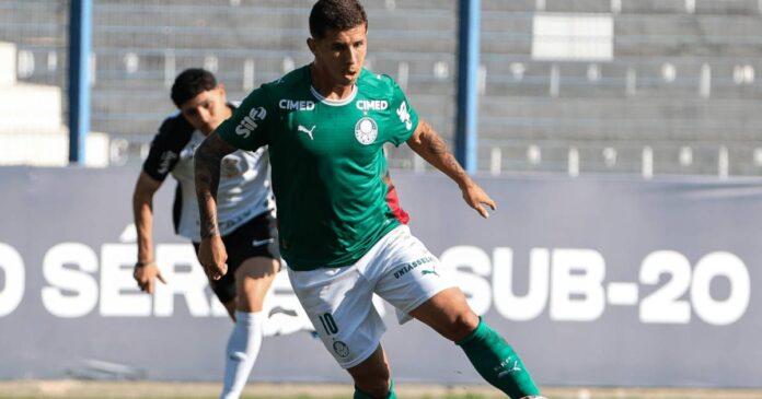 V&Iacute;DEO: Palmeiras faz gola&ccedil;o do meio de campo contra o Corinthians no Sub-20 | CNN Brasil