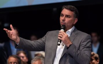 Flávio Bolsonaro muda discurso e anuncia apoio ao fim da escala 6×1 no Brasil