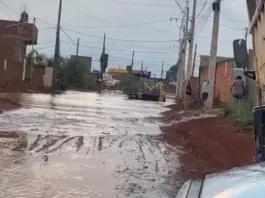 Chuva alaga ruas e invade mercado na Colônia 26 de Setembro