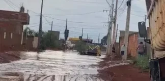 Chuva alaga ruas e invade mercado na Colônia 26 de Setembro