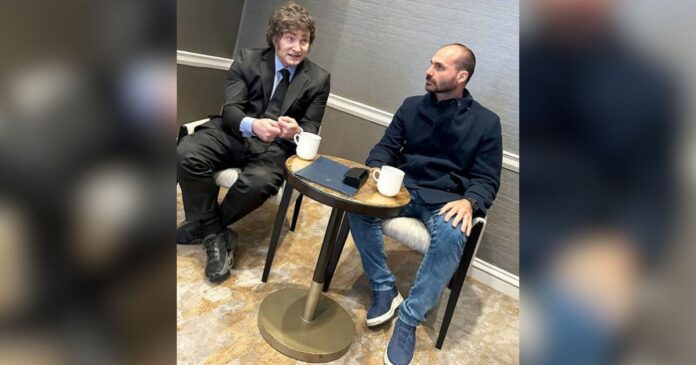Milei deve se reunir com Eduardo Bolsonaro nos Estados Unidos nesta semana