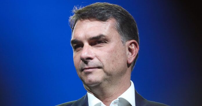 Propaganda eleitoral de Flávio Bolsonaro é exibida sem áudio nesta segunda | Blogs | CNN Brasil