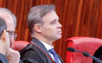 TSE manda retirar publicações que associam Lula e Flávio Bolsonaro ao crime organizado